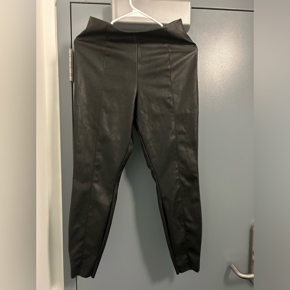 ASOS D E S I G N, faux leather high rise leggings with zipper at the side - Picture 5 of 6